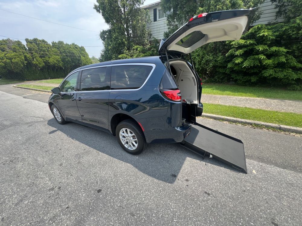 Chrysler Pacifica Touring L - 6950